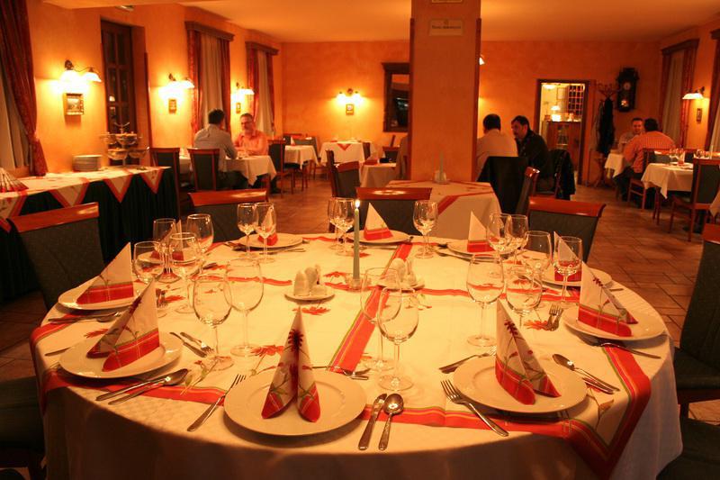 Szigetszentmiklós Gastland M0 Hotel & Conference Center מסעדה תמונה